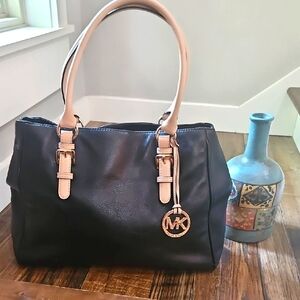 Michael Kors Large Women's Black and‎ Cream Pebbled Leather Shoulder Bag.